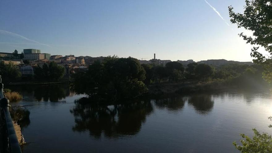 Una ligera bruma cubre la ciudad al amanecer