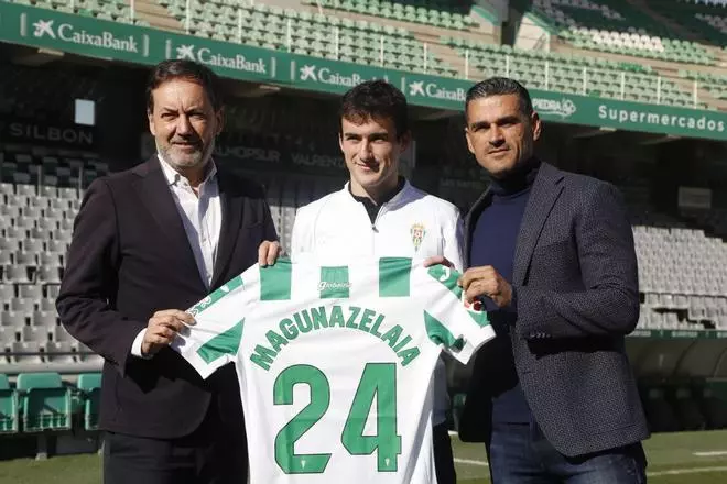 La presentación de Jon Magunazelaia con el Córdoba CF, en imágenes