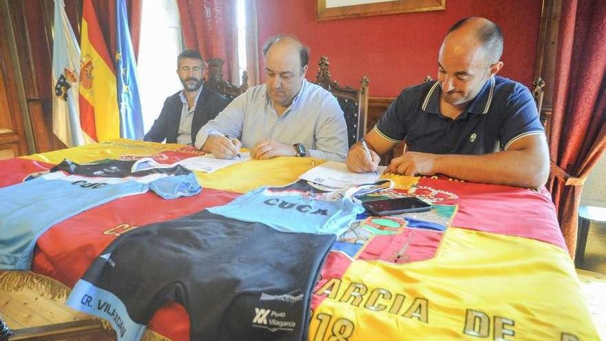 Presentación de la XXIV Bandeira de Vilaxoán y firma del convenio entre el club y Cuca. // Iñaki Abella