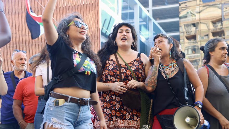 Tres dones canten consignes en la manifestació contra el colonialisme a Barcelona.