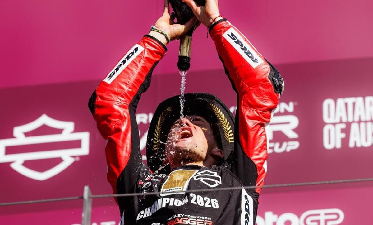 Archie McDonald se ducha con cava en el podio de Spielberg (Austria).