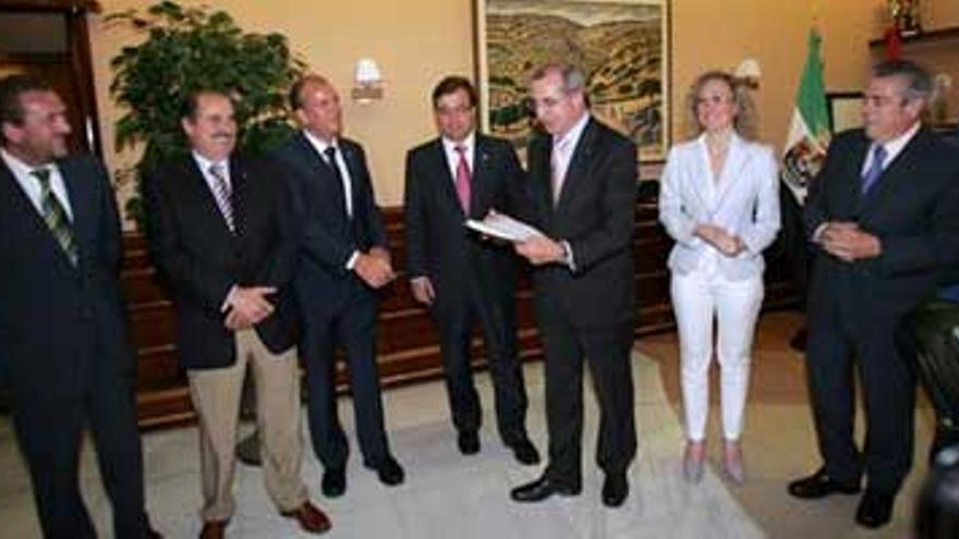 El presidente de la Asamblea recibe el nuevo texto del Estatuto de Autonomía de Extremadura