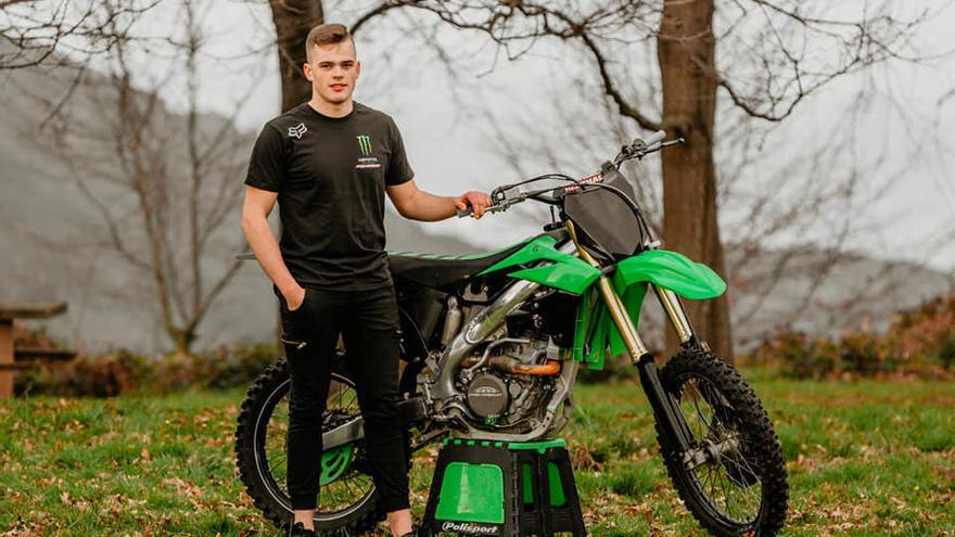 El joven Enol Mejgido junto a su moto de competición.