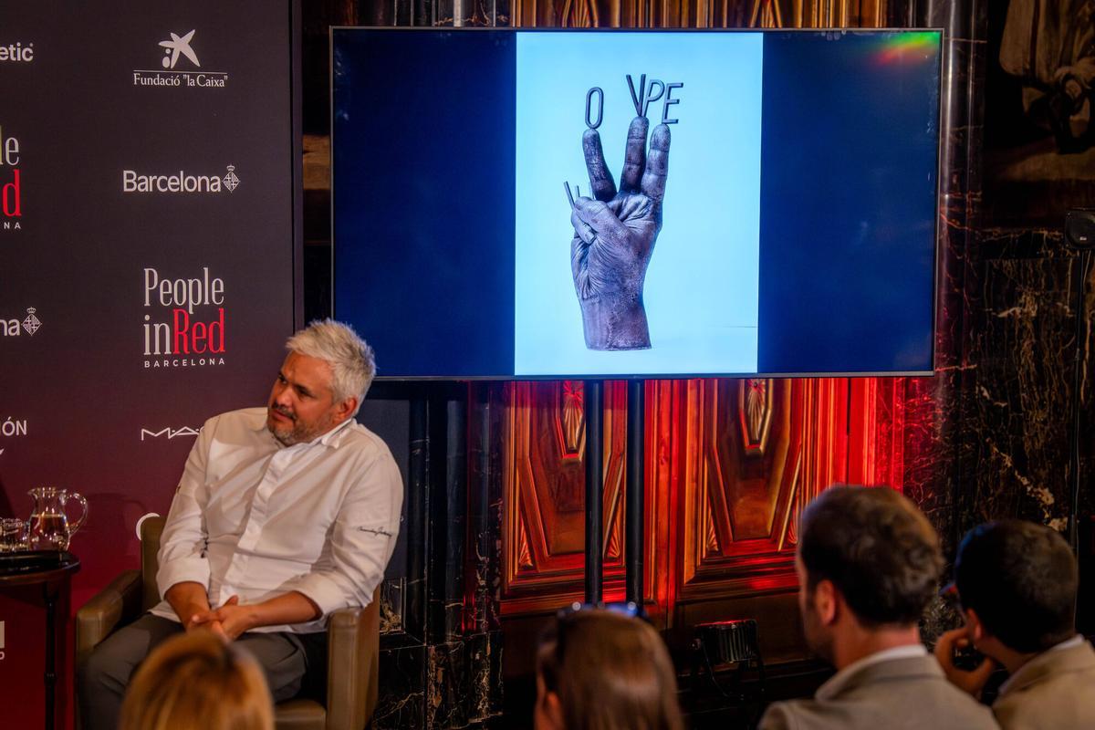 Barcelona 18/03/2026 Cultura Presentación de la 16ª Gala Solidària People in Red Barcelona en el Saló de Cròniques del ayuntamiento de Barcelona. Con la presencia (de izquierda a derecha) de Àlex Corretja y Martina Klein (embajadores de la Gala Solidaria), el dr.Bonaventura Clotet (presidente de la Fundació Lluita contra les Infeccions, la actriz y humorista Sílvia Abril y el chef de Jubany Events, Nandu Jubany. AUTOR: JORDI OTIX