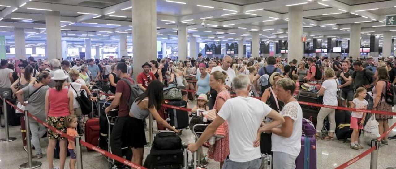 Los turistas llenan el aeropuerto de Son Sant Joan.