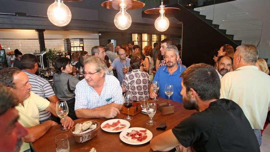 Imagen de la inauguración, anoche, de las nuevas instalaciones del restaurante Regatos.// Bernabé / Cris M.V.