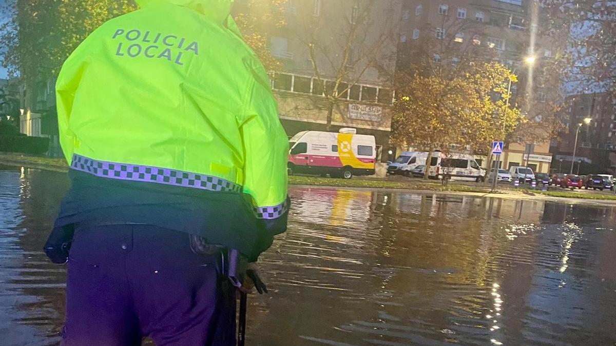 Un agente de la Policía Local en la rotonda de Caldas de Rainha, donde se formado una gran balsa de agua