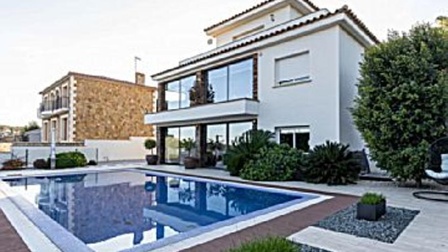 880.000 € Venta de casa en Calonge (Sant Antoni de Calonge) 1100 m2, 4 habitaciones, 3 baños, 800 €/m2...