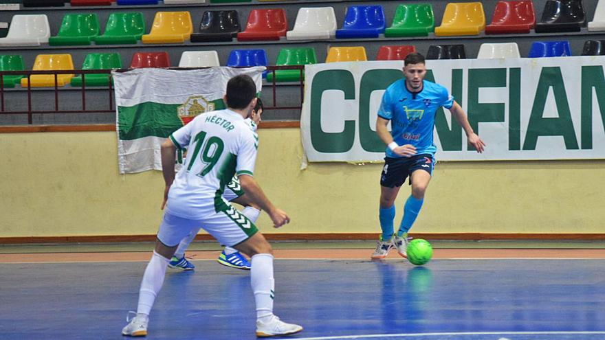 Cristian Cárdenas, con la pelota, durante el derbi autonómico. | ELCHE CF