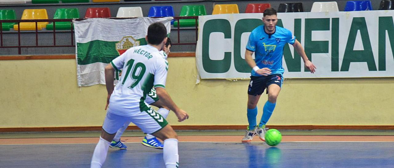 Cristian Cárdenas, con la pelota, durante el derbi autonómico. | ELCHE CF