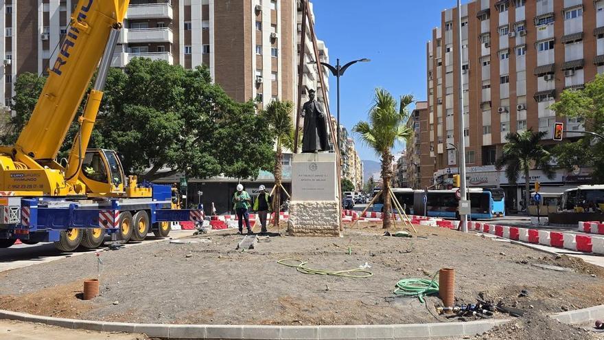 La estatua del padre Arnaiz vuelve a Armengual de la Mota tras las obras del metro de Málaga