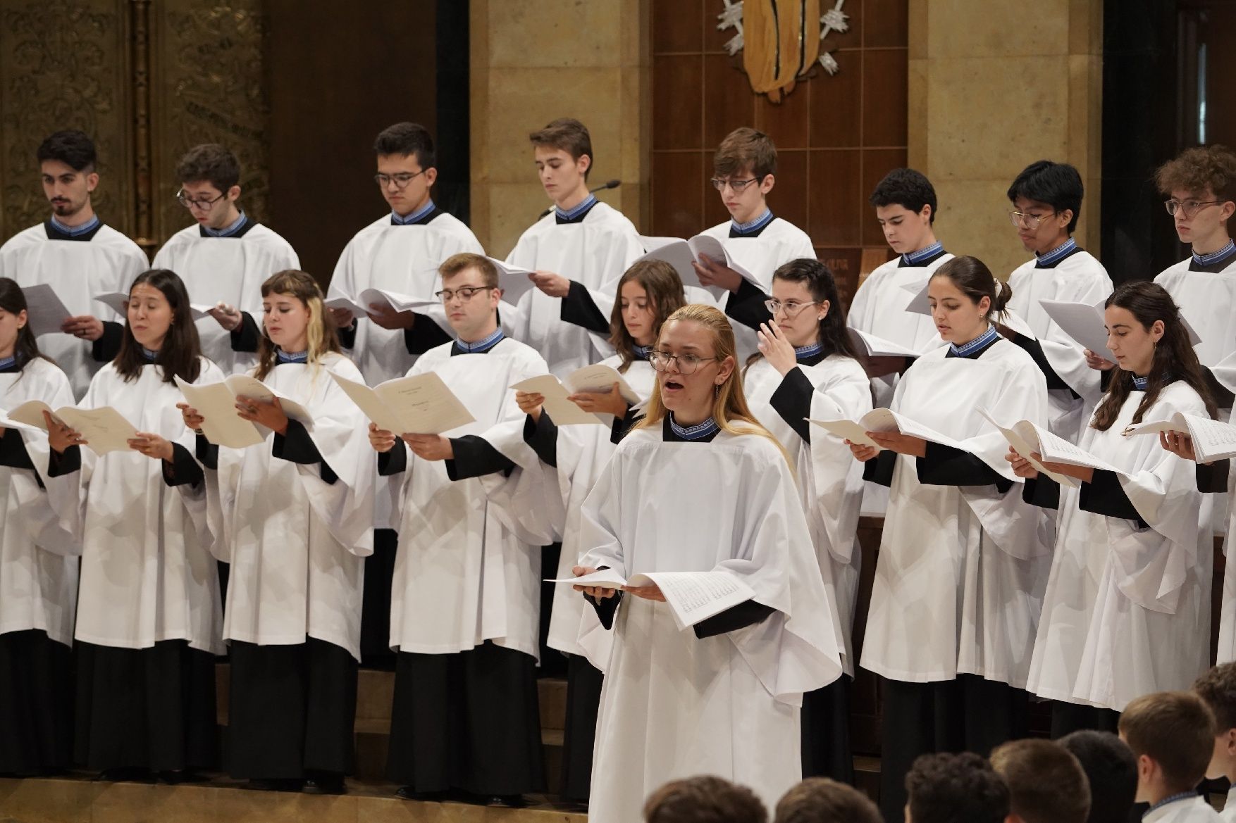 Montserrat vesteix les primeres escolanes de la història