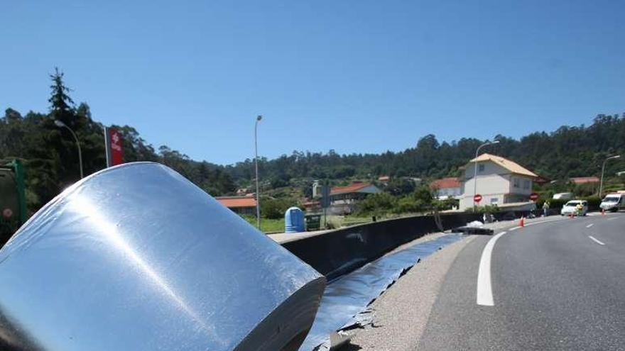 Una bobina de chapa causa retenciones en la autovía A-55