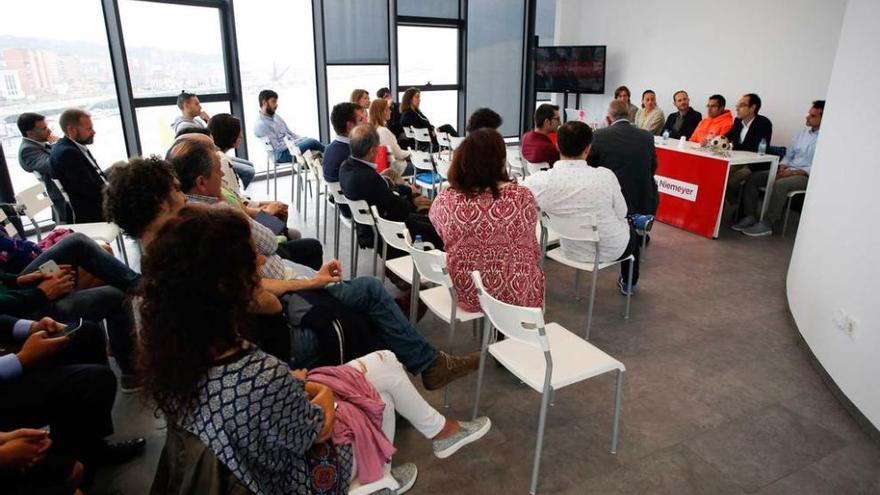 Los asistentes a la jornada, con la mesa de ponentes al fondo.