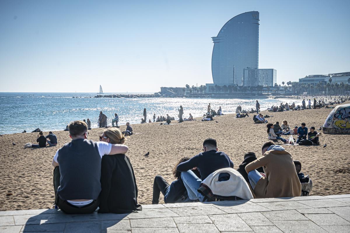 Los barceloneses acuden en masa a las playas de la ciudad para disfrutar del último día primaveral antes de la llegada del frío