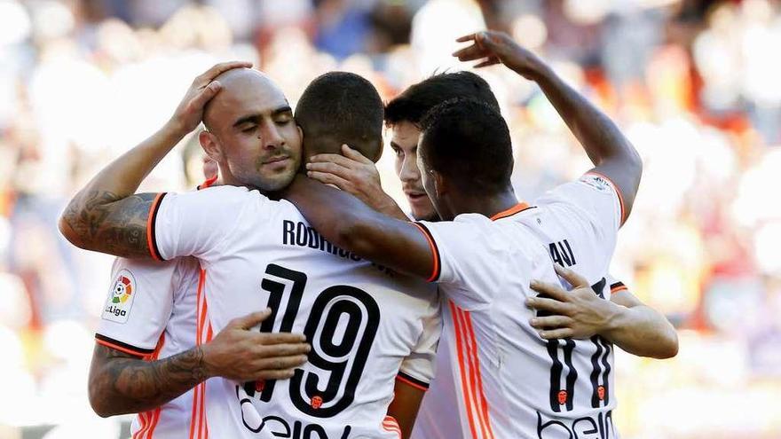 Los jugadores del Valencia se abrazan tras uno de los goles que marcaron ayer.