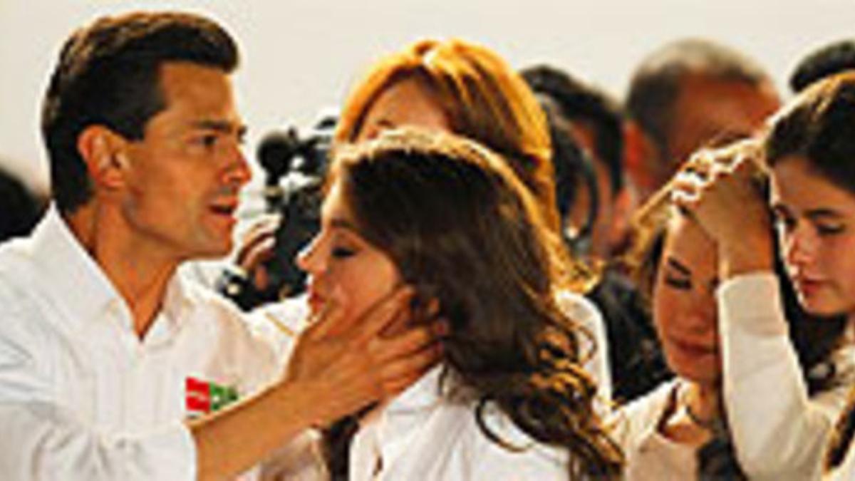 Enrique Peña Nieto saluda a sus hijas en el inicio de la campaña en Guadalajara, ayer.