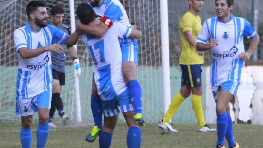 Jugadores del Gondomar festejan uno de los goles ante el Sanxenxo. // José Lores