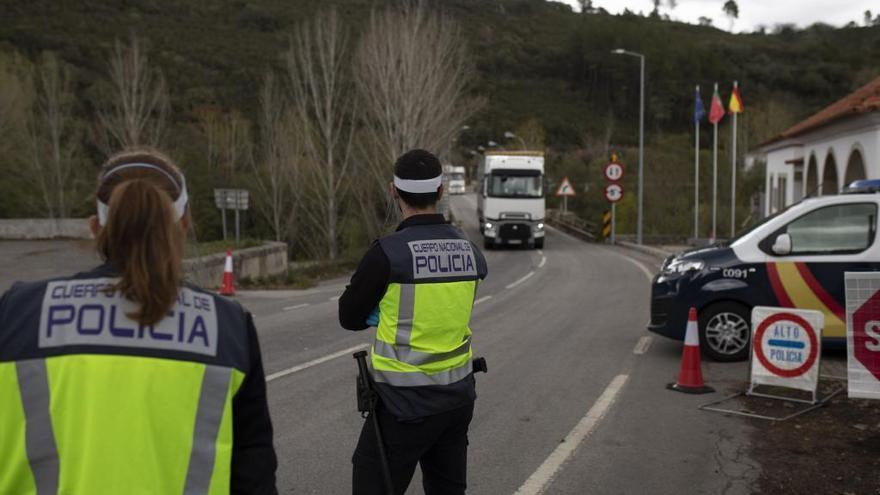 Policía en la frontera de Quintanilha drante el estado de alarma