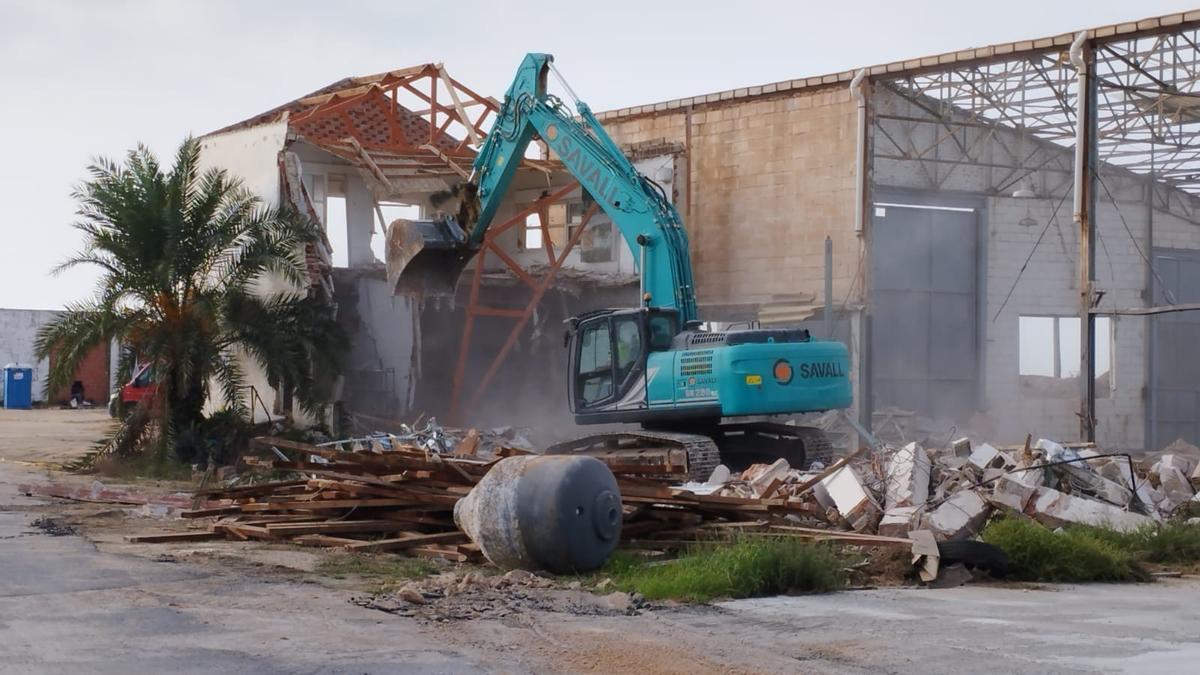 Trabajos de demolición en las naves de la antigua Vatasa.