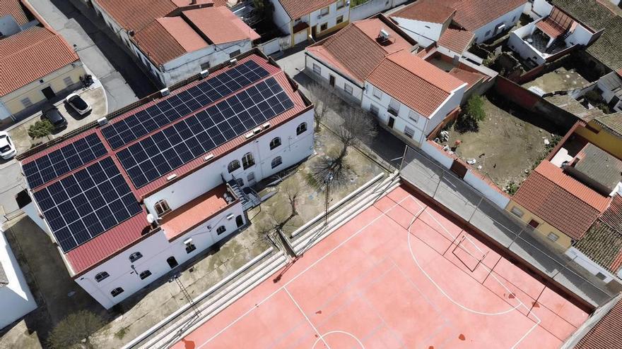 98 municipios de Badajoz recibirán 204.000 euros para impulsar el autoconsumo fotovoltaico en edificios municipales