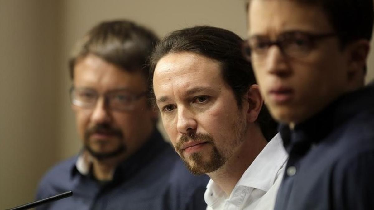 Pablo Iglesias, flanqueado por Íñigo Errejón y Xavier Domènech, durante la rueda de prensa en el Congreso, este viernes.