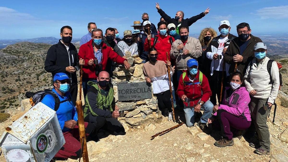 Los regidores, en lo más alto de la provincia, el pico Torrecilla.