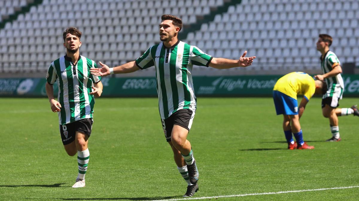 Naranjo celebra un gol ante el Tomares en El Arcángel durante la pasada temporada.