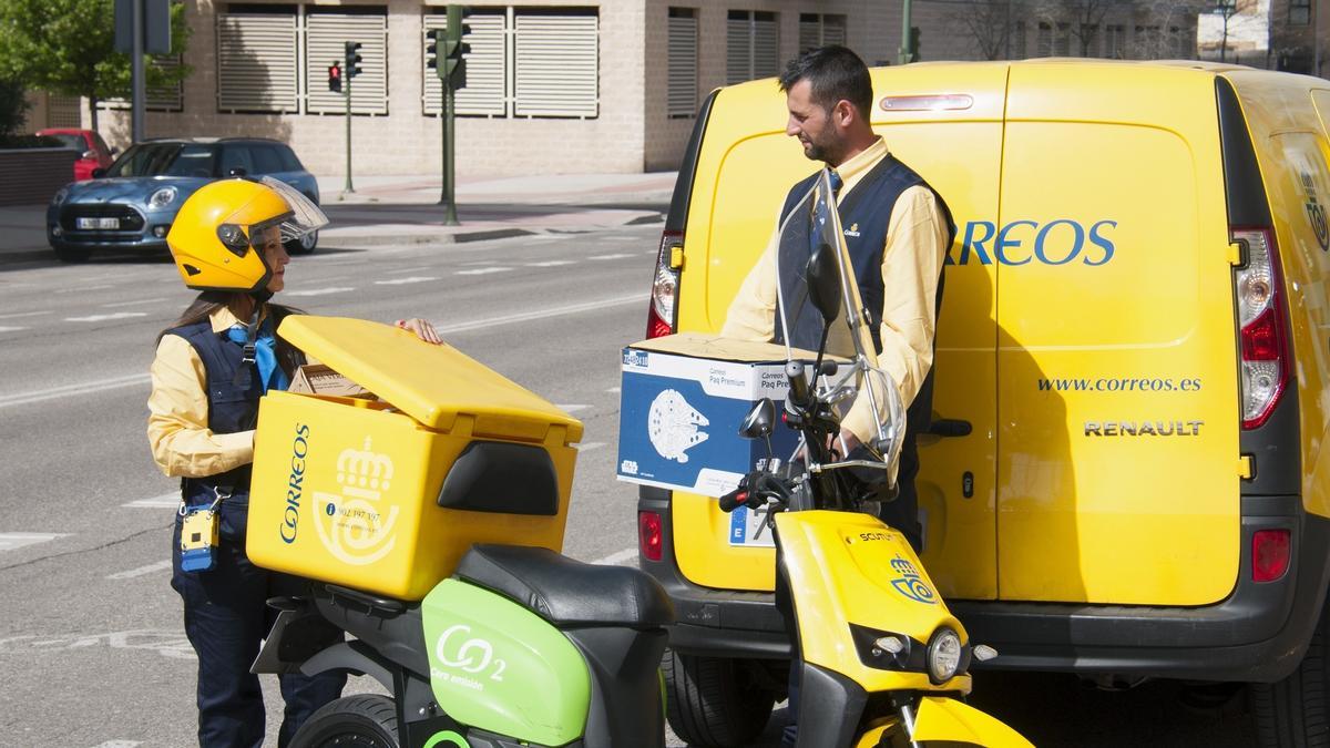 Trabajadores de Correos, en una imagen de archivo.