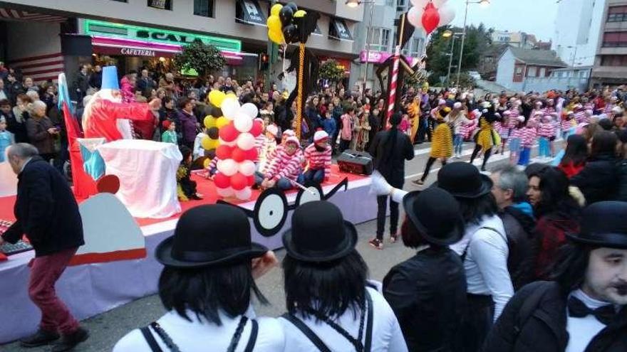 Una de las comparsas, ayer, durante el desfile. // A.H.