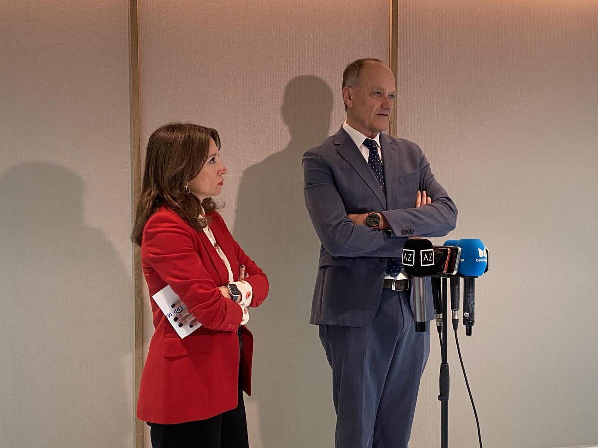 Patricia Navarro junto al presidente de Aehcos, José Luque