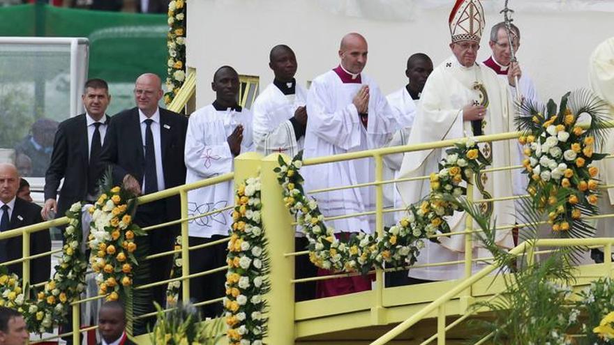 El Papa oficia su primera misa en África