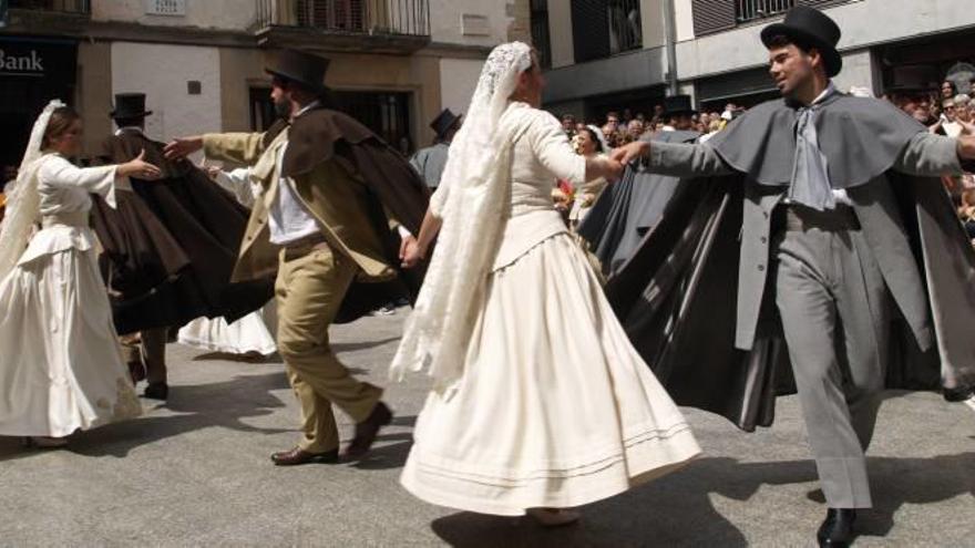 Instant de la ballada, ahir al migdia a la plaça Vella