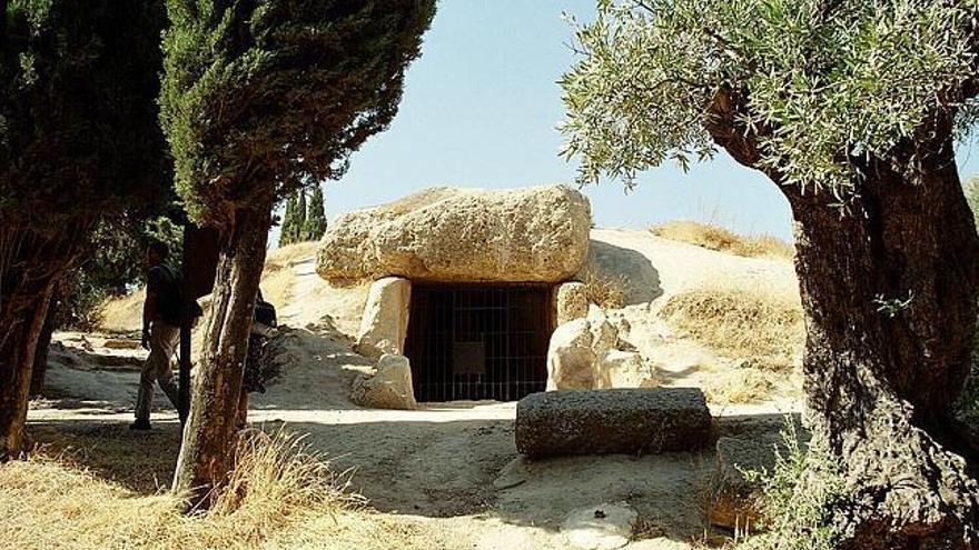 Vista de la entrada del dolmen de Menga, uno de los mayores de Europa.