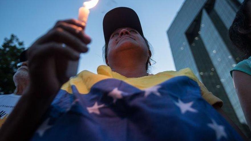 Cientos de venezolanos oran por los caídos durante las protestas