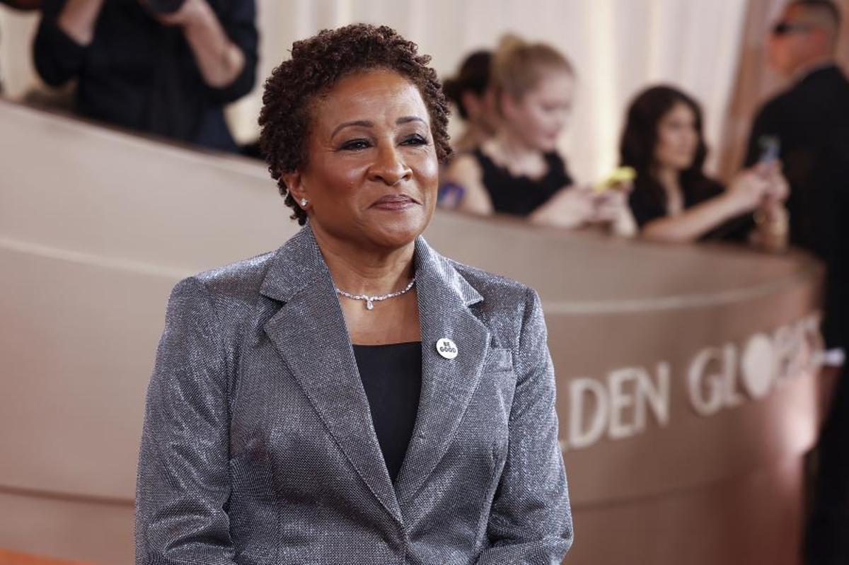 Wanda Sykes en los premios con un pin en protesta por el asesinato de René Good a manos del ICE.