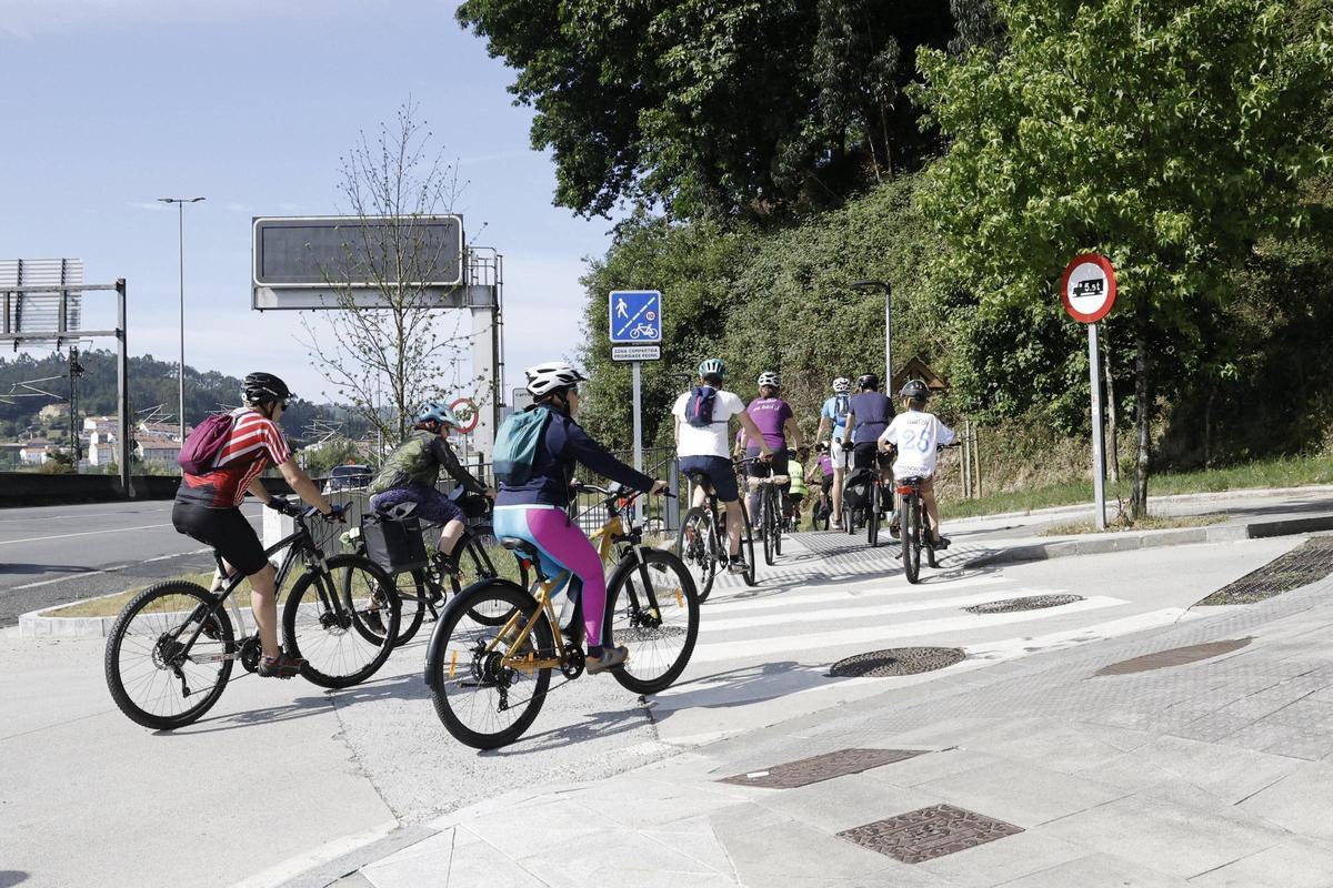 Una marcha ciclista reclama cambios en la movilidad de Santiago: "Pedimos que se pense tamén nas bicicletas e nos peóns" Una marcha ciclista reclama cambios en la movilidad de Santiago: "Pedimos que se pense tamén nas bicicletas e nos peóns"
