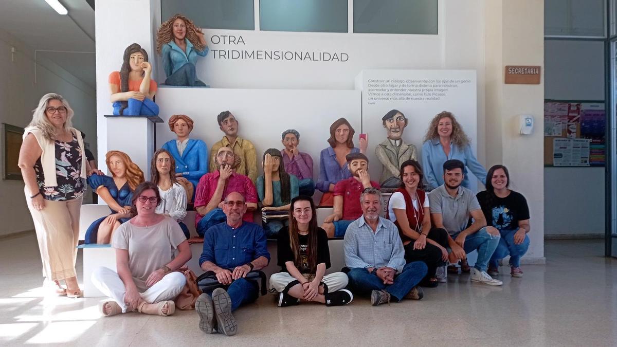 Los alumnos del último curso de Dorado, Plateado y Policromía con su trabajo de homenaje a Picasso y la profesora Capilla López de Villalta, en el hall de la Escuela de Arte de San Telmo.