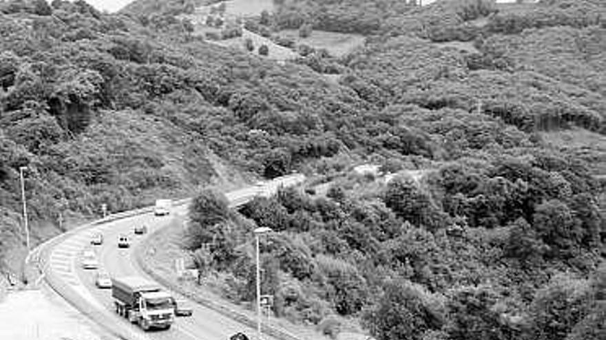 La carretera de los túneles de Riaño en su vertiente langreana.