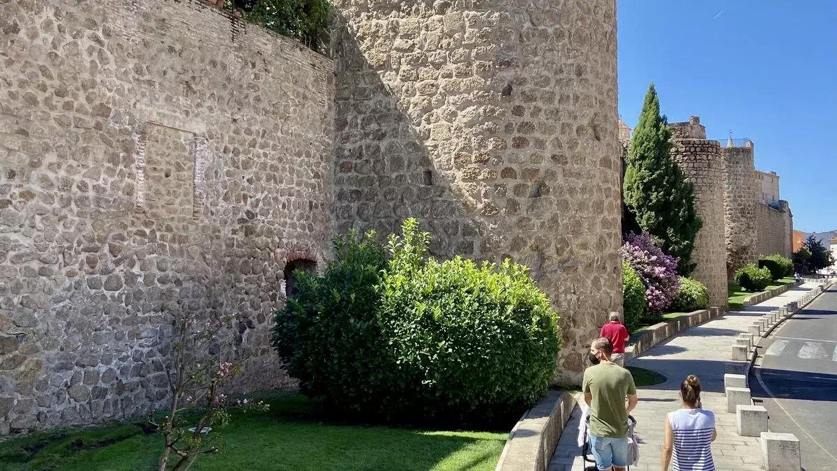 Paño de la muralla en Ronda Higuerillas, junto a la Puerta Berrozana