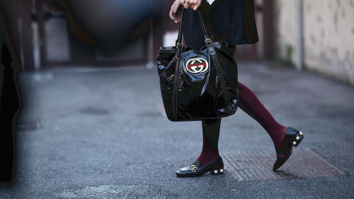 Tras ver este look en Milán solo quiere llevar medias rojas con mocasines y camisa blanca