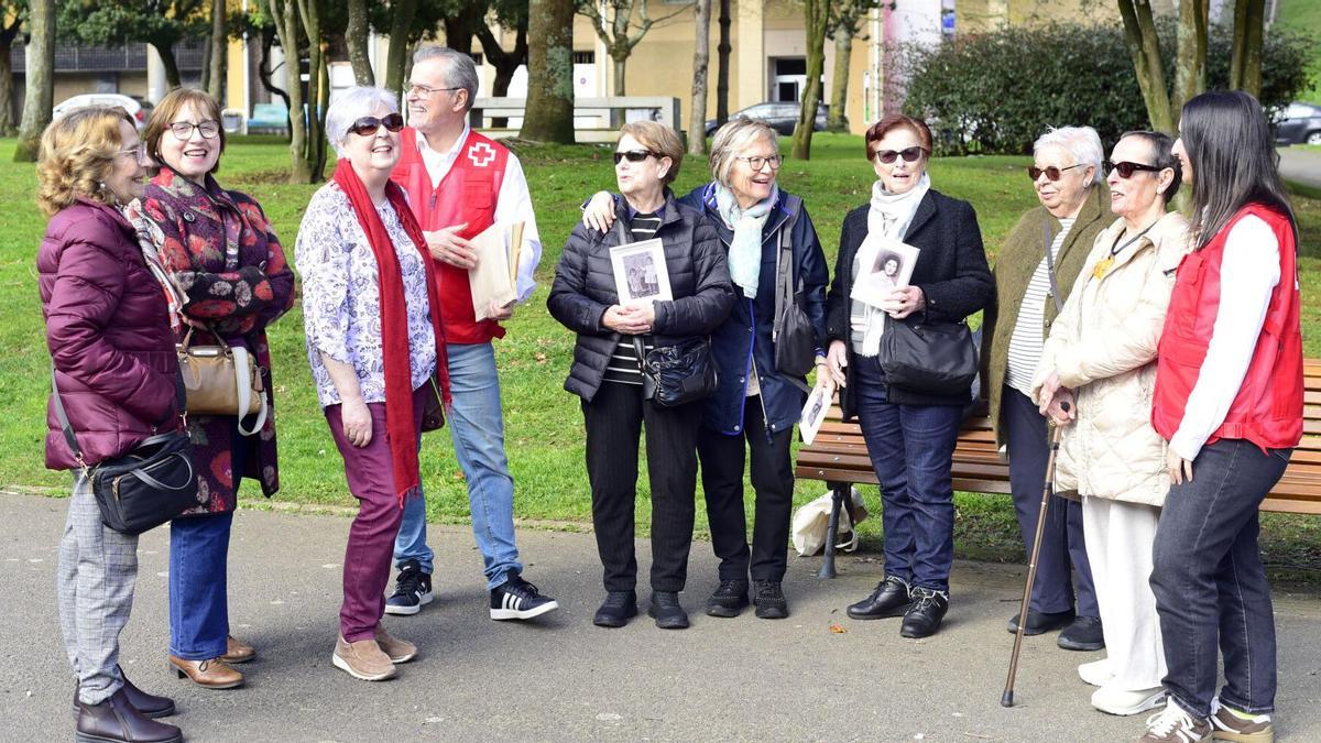 La iniciativa contra la soledad no deseada que une a vecinos en A Coruña: «Tenemos ya hasta un grupo de WhatsApp»