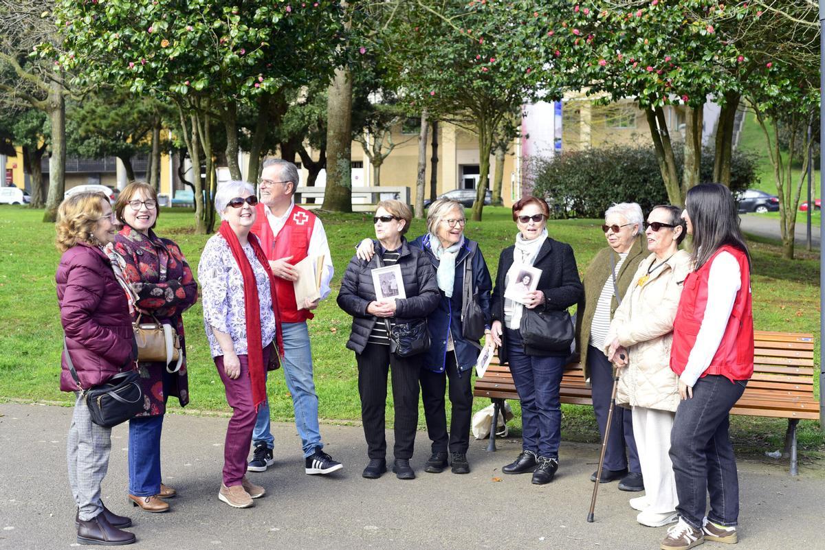 De izq. a dcha., Marali Vázquez, Puri Brandariz, Lucía Carballido, Xosé Seoane, Avelina Rivas, Juana Fernández, Lola Fernández, Virginia Pose, Conchi Núñez y Emma Varela, en la plaza Elíptica.