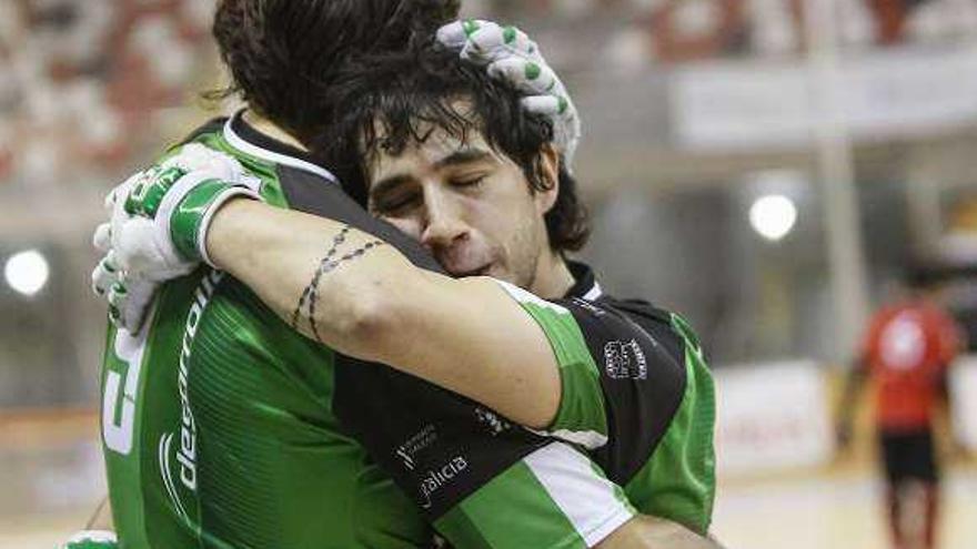 Bargalló y Lucas Ordóñez se abrazan para celebrar un gol. / 13fotos