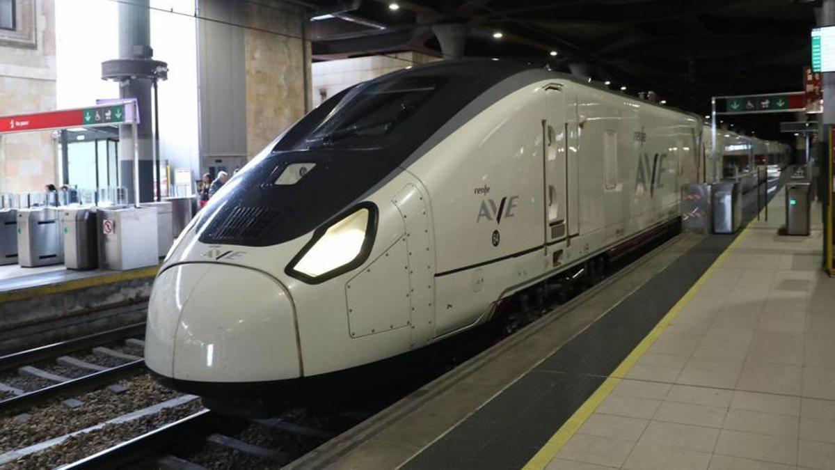 Un tren AVE, en la estación de Oviedo.