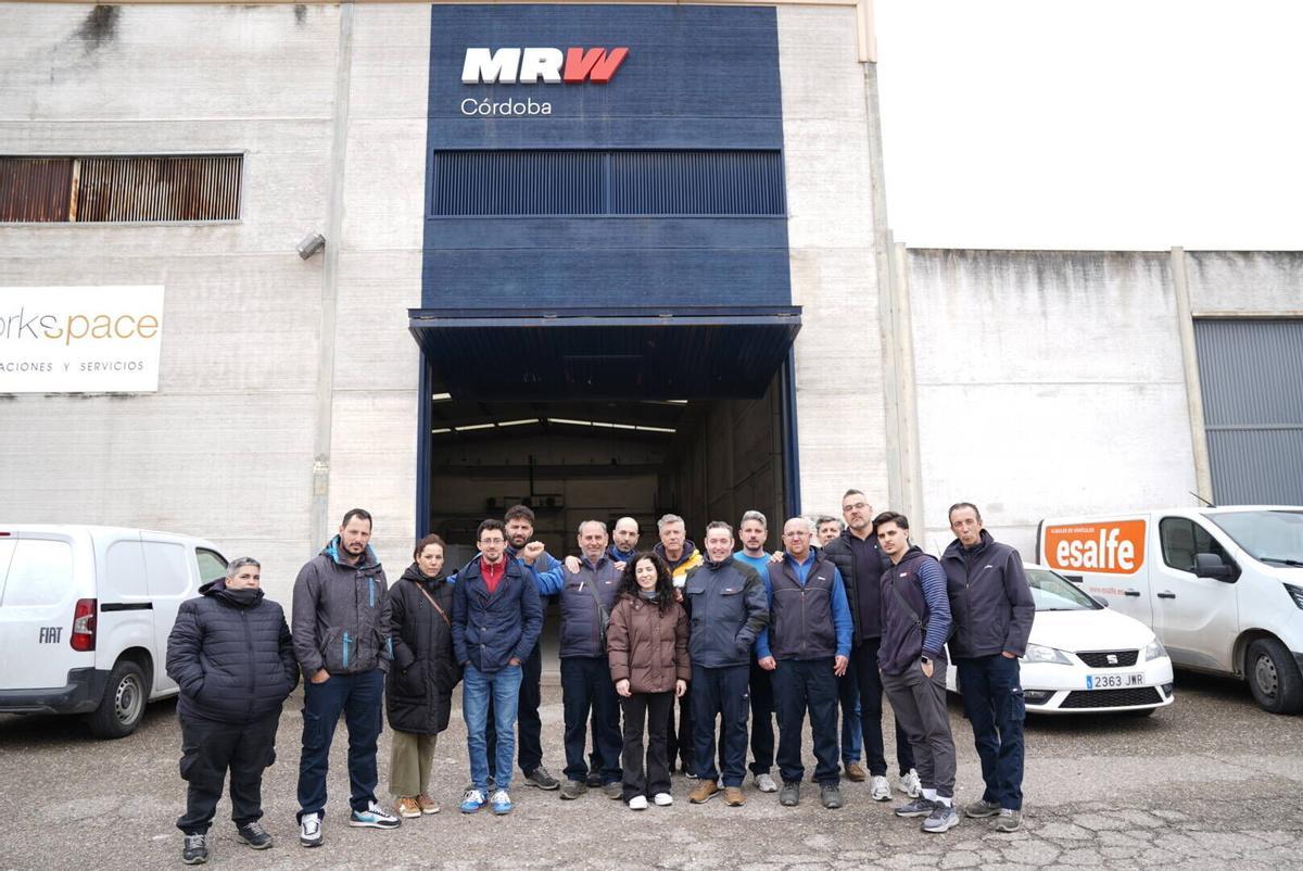 Trabajadores de Mensajería del Guadalquivir, el pasado lunes frente a la nave de MRW en Las Quemadas.