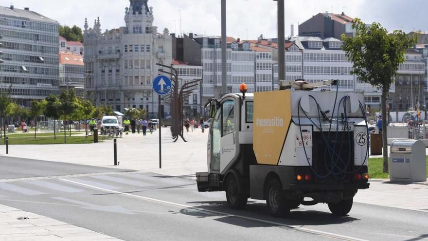 Ataque con cócteles molotov contra una furgoneta del servicio de limpieza de A Coruña: el STL pide &quot;investigar los hechos&quot;