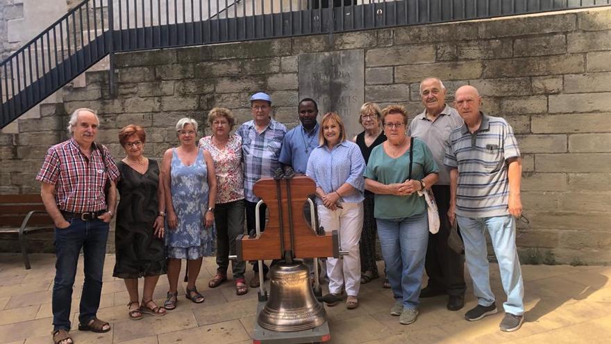 Membres de l’última junta de l’entitat, amb el rector de Navarcles i la nova campana