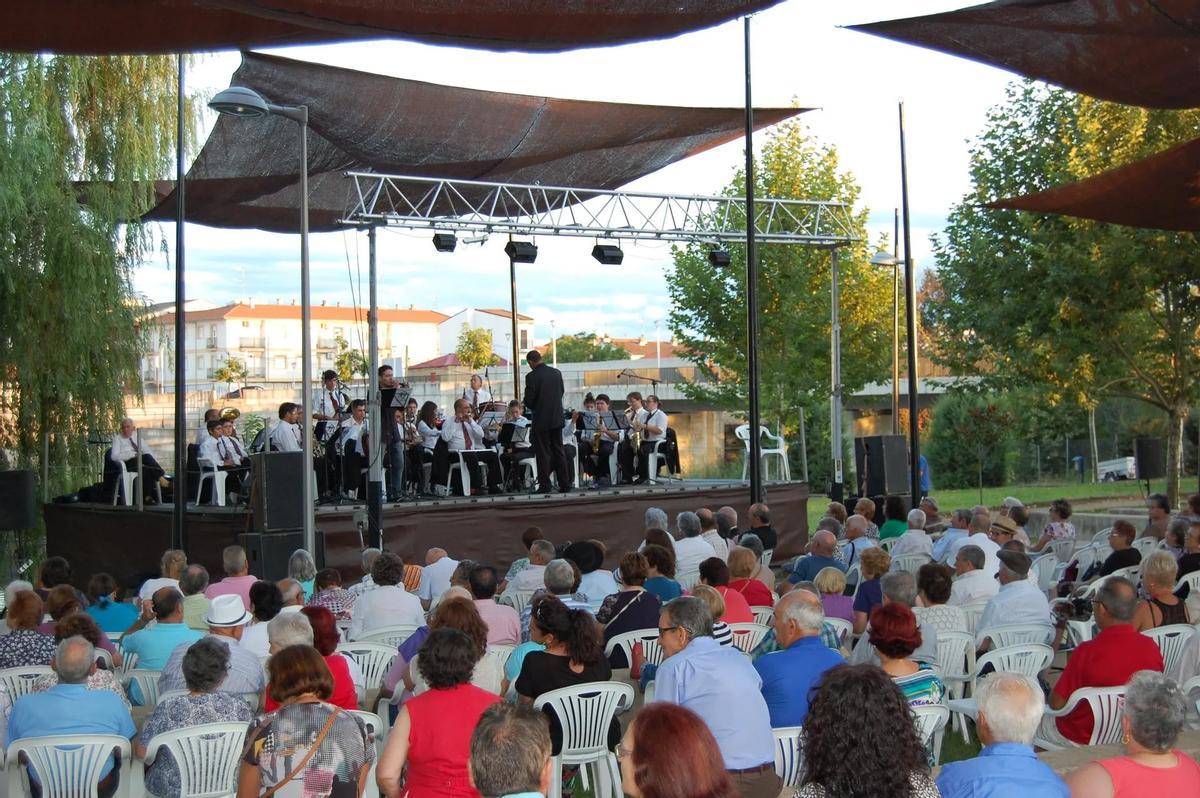 Actuación musical en la Feria Rayana de Moraleja.