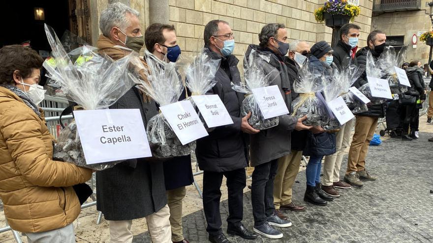 Els representants de la restauració i el comerç amb carbó davant el Palau de la Generalitat